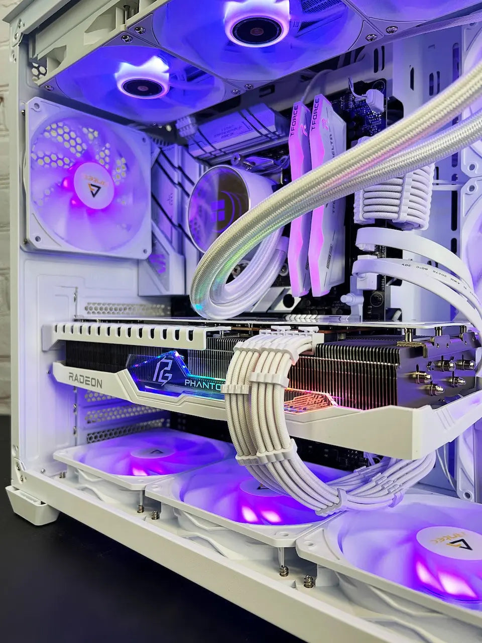 RX 7900 XT Ryzen 7 7700X 32GB DDR5 4TB M.2 Win 11Pro Gaming PC