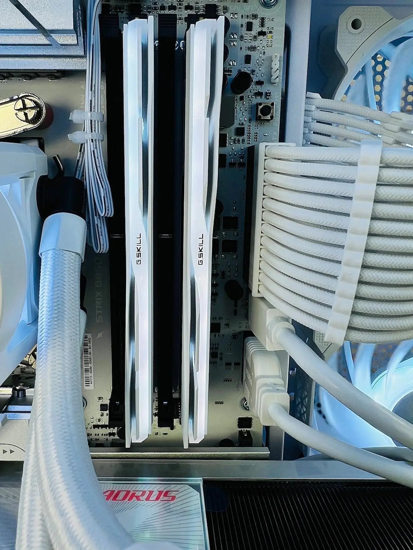 RTX 5080 AORUS MASTER Ryzen 9800X3D 32GB DDR5 2TB M.2 WIFI 7 Liquid Cooled Gaming Gaming PC Tustin System