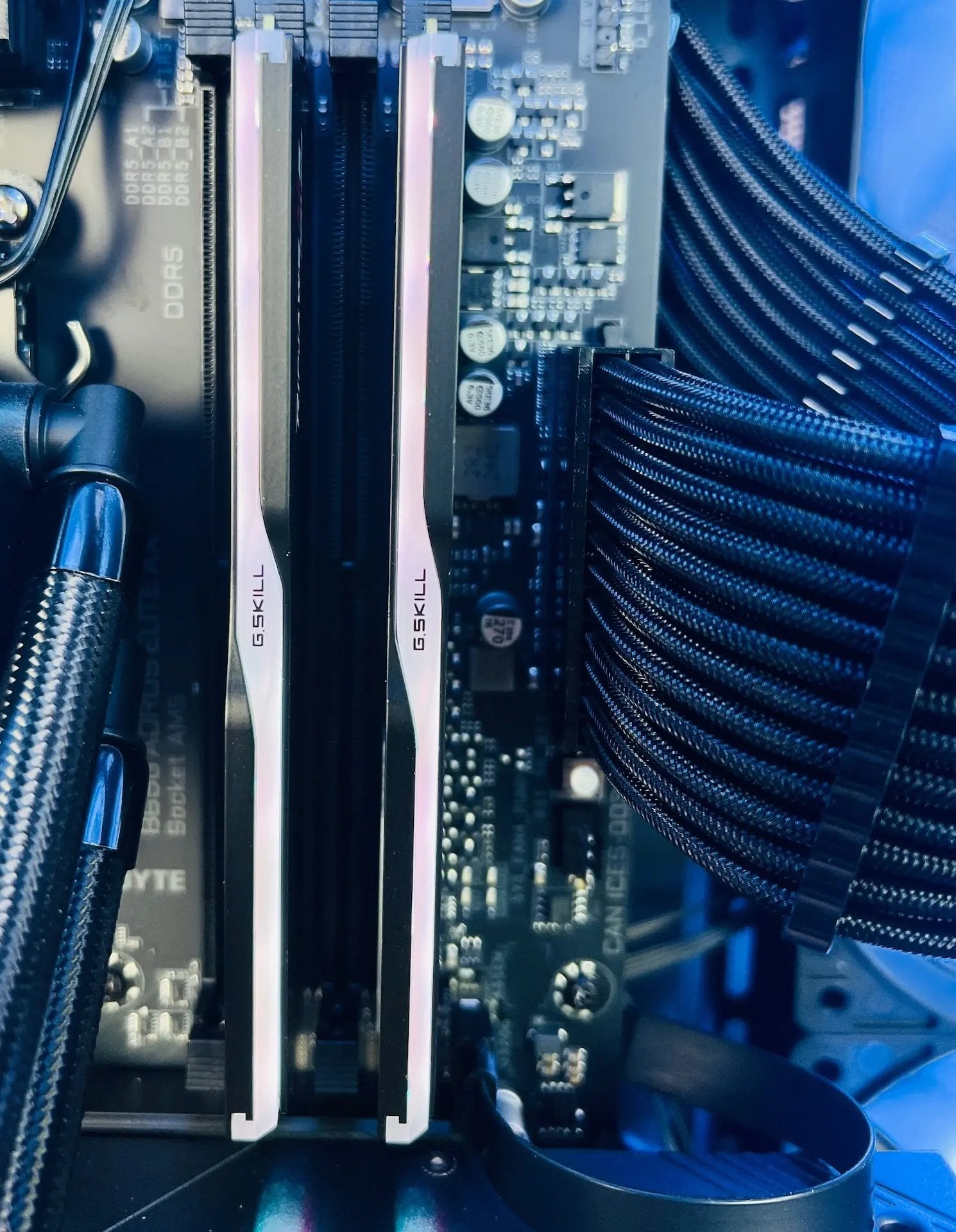 RX 9070 XT Ryzen 7700X 32GB DDR5 2TB M.2 Win 11 Pro Gaming PC Black Tustin Systems