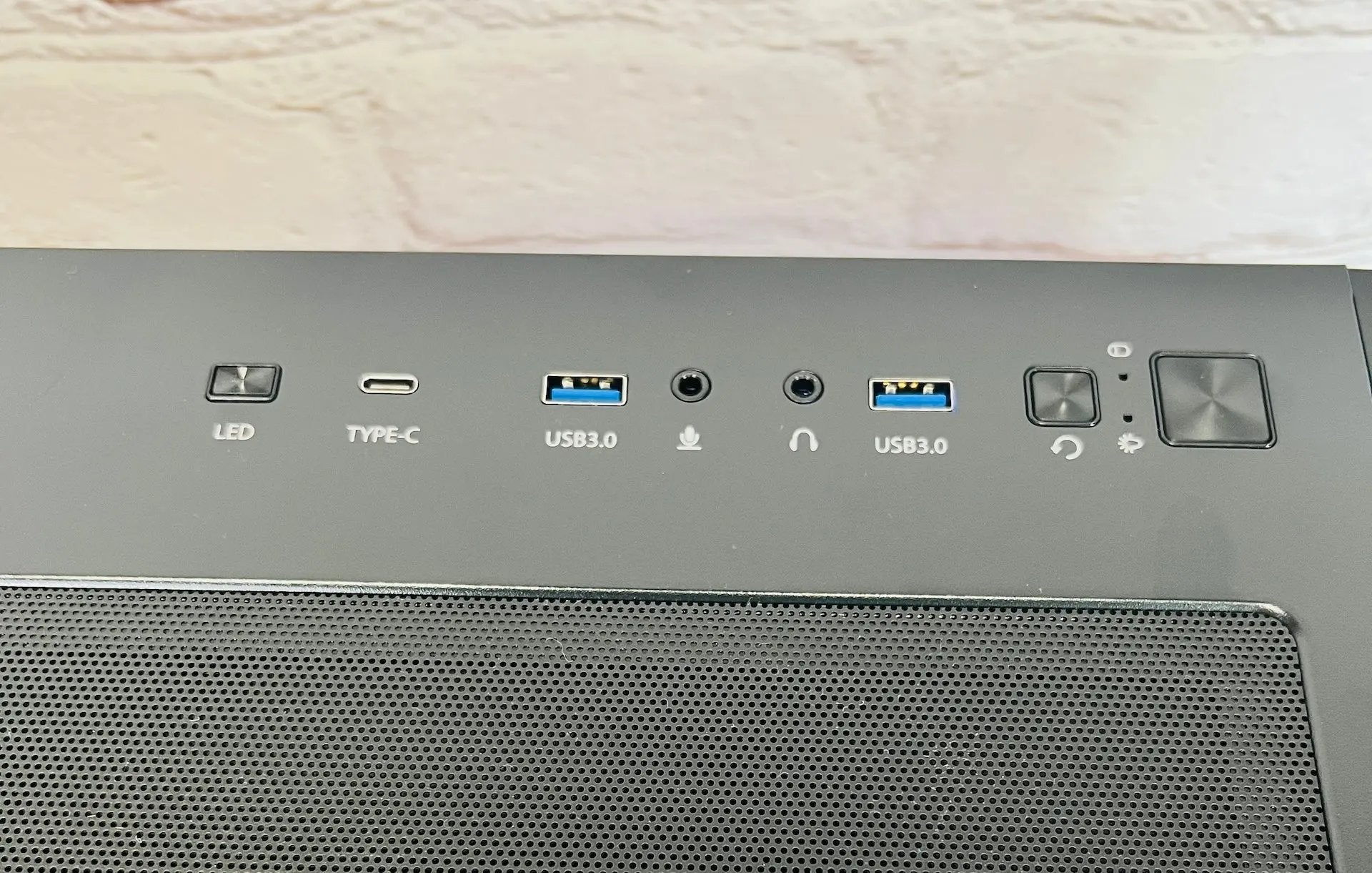 RX 9070 XT Ryzen 7700X 32GB DDR5 2TB M.2 Win 11 Pro Gaming PC Black Tustin Systems