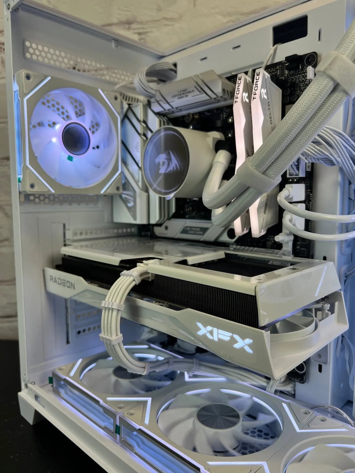 AMD RX 9060 XT 16GB Ryzen 5 8400F 16GB DDR5 1 TB M.2 Gaming PC Tustin System